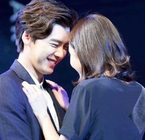 杨幂和李易峰的照片,颜值与魅力并存，演绎现代都市爱情故事