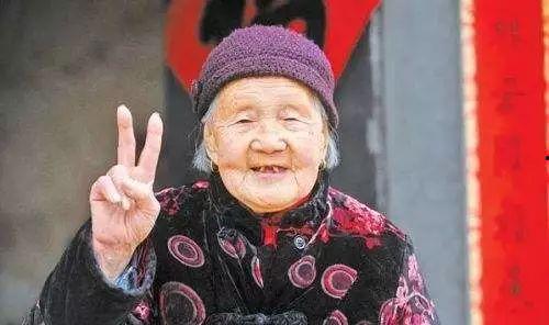 百岁老人佟毓婉的照片,佟毓婉老人的岁月印记